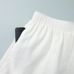 Détail du short blanc en coton et lin montrant la taille élastique et les poches latérales