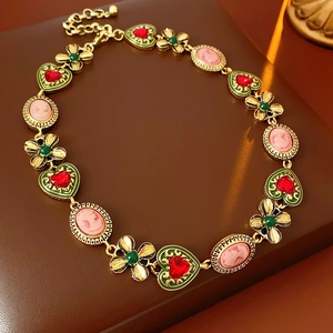 Détails des pendentifs vintage cœur et camée sur collier doré sur fond de cuir
