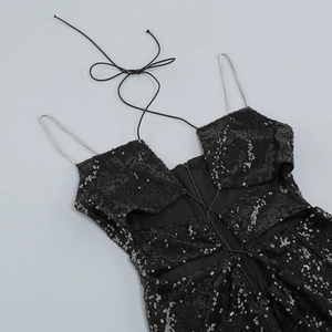Détail de la robe noire à strass avec paillettes brillantes et fines bretelles chaînettes