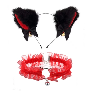 Détail serre-tête oreilles de chat avec collier à clochette en peluche rouge et noir