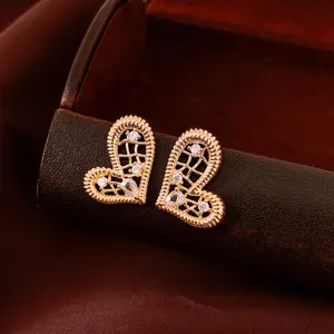 Boucles d'oreilles cœur asymétriques plaquées or 18K avec maille et cristaux brillants