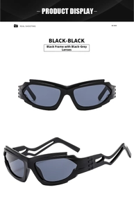 Detalle de gafas de sol deportivas negras con montura envolvente y diseño hueco