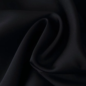 Elegante vestido ajustado negro con retazos de encaje y manga larga acampanada sexy