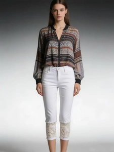 Camicia floreale a maniche lunghe da donna con pantaloni bianchi corti e bordo in pizzo