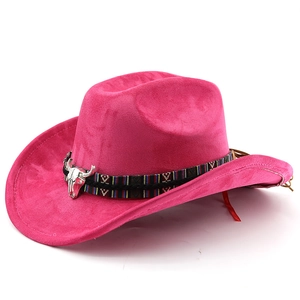 Détail du chapeau de cowboy en daim fuchsia avec ruban ethnique et tête de taureau
