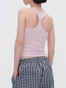 Dettaglio del top rosa in maglia a coste con design a vogatore per donna su modella