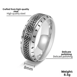Detail eines 8mm Vintage-Wikingerrunenrings aus hochwertigem Stahl mit keltischem Knoten