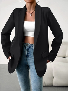 Détail d'un blazer noir à manches longues avec rabats de poches et coupe ouverte élégante
