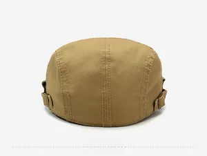 Détail de l'arrière de la casquette plate kaki avec boucle en métal et coutures fines