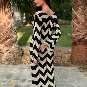 Elegantes langes Strickkleid mit schwarz-beigem Zickzackmuster und offenem Rücken für Damen
