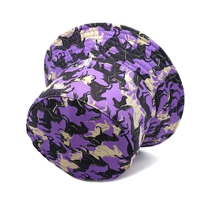 Gros plan d'un chapeau bob violet avec imprimé cheval et bordure cousue renforcée