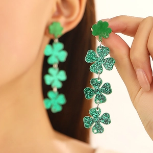 Détail de boucles d'oreilles trèfle vert à paillettes pour la Saint-Patrick
