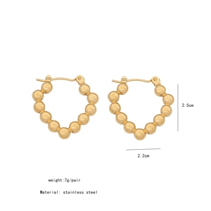 Detailansicht goldener Herzohrringe mit 2,5 cm Größe und Edelstahl-Materialangabe