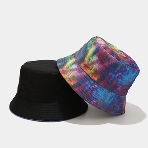 Bob réversible en denim avec design noir classique et imprimé graffiti coloré été