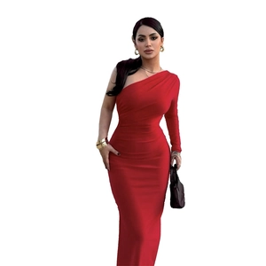 Detail des roten One-Shoulder-Kleides mit Raffung und hochwertiger Stoffstruktur in Slim Fit