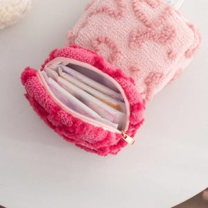 Détail des trousses en peluche montrant la texture laine d'agneau et la capacité intérieure