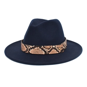 Chapeau fedora bleu marine en laine avec ceinture serpent et rivet doré