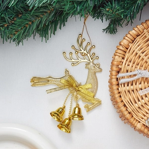 Goldener Weihnachts Rentier Anhänger mit drei Glocken und Tannen Zweig Dekoration