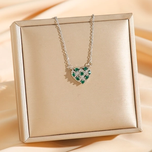 Exquis collier pendentif cœur évidé avec zircon vert sur chaîne en argent massif