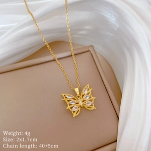 Détail du collier papillon doré 4g, pendentif 2x1,7cm avec une chaîne de 40+5cm de long