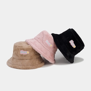 Gros plan de bobs épais en peluche marron rose et noir avec broderie Happy