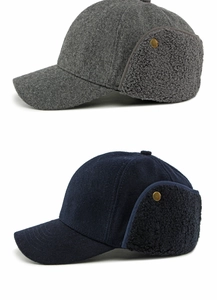 Detalle de gorra de béisbol de invierno con orejeras y forro de vellón suave y cálido