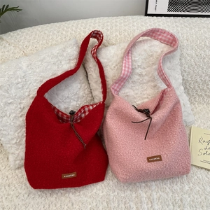 Detalle macro del bolso shopper de borreguillo con cordón de cuero y forro de cuadros