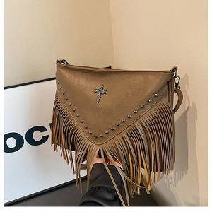 Détails du sac à bandoulière en cuir PU marron avec clous métalliques et longues franges
