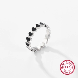925 sterling silver ring featuring a continuous black enamel heart pattern design
