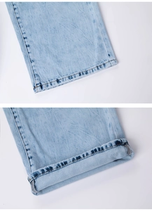 Détail de l'ourlet de jean bleu clair avec coutures précises et texture du tissu intérieur
