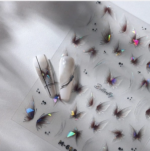 Vue macro d'autocollants 3D papillon pour ongles avec fini holographique et texture fine