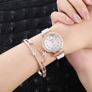 Coffret montre femme or rose avec strass étincelants et bracelet chic en cuir blanc