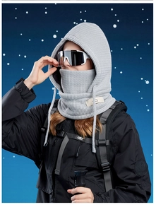 Détail de la cagoule tricotée grise doublée polaire avec lunettes de ski argentées