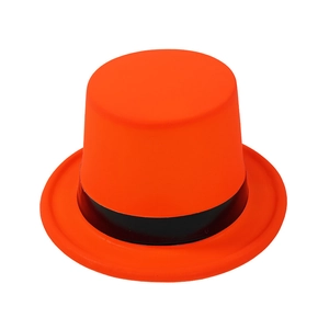 Neon oranje feestelijke hoge hoed met zwart lint weergegeven vanuit een 45 graden hoek