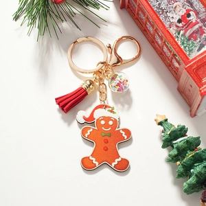 Vue détaillée du porte-clés bonhomme pain d'épices avec gland rouge en décor festif