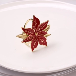 Rond de serviette fleur de poinsettia rouge élégant avec détails dorés sur assiette