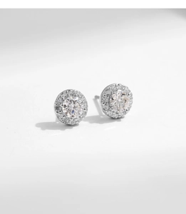 Détail macro de boucles d'oreilles halo en argent S925 avec moissanite ronde au centre