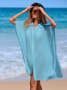 Détail macro du cache-maillot bleu clair transparent avec tissu texturé et boutons