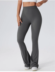 Détail du pantalon de yoga évasé gris foncé à taille haute avec coupe ajustée et ceinture de soutien