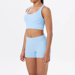 Gros plan sur le short de yoga bleu ciel taille haute et le soutien-gorge assorti