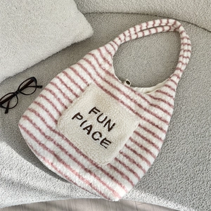 Detail der flauschigen rosa-weißen Tragetasche mit FUN PLACE Stickerei auf Plüschtasche