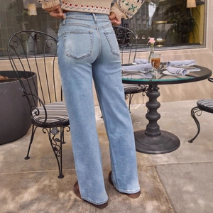 Achteraanzicht van high-waist jeans met wijde pijpen in lichtblauwe wassing en zakken