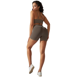 Ensemble de yoga côtelé sans couture avec brassière à dos croisé et short taille haute