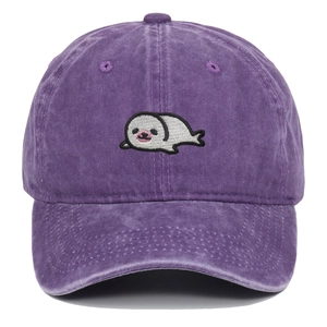 Dettaglio del ricamo a foca su cappello in cotone viola lavato stile vintage
