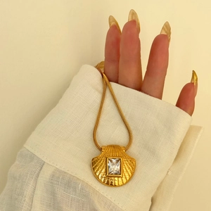 Detail von 18k vergoldetem Muschelanhänger mit Zirkon und eleganter Schlangenkette