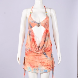 Détail de la mini robe tie-dye avec découpe licou et jupe froncée à cordon latéral