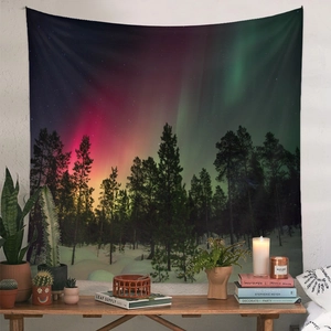 Dettaglio dell'arazzo forestale con aurora boreale in un ambiente accogliente