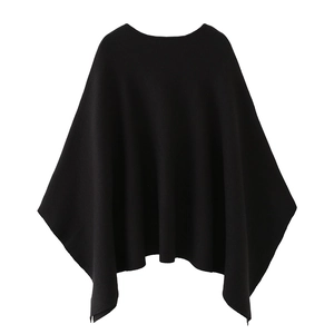 Damen Strickponcho in Schwarz mit weicher Wolltextur und lockerem Rundhals-Ausschnitt