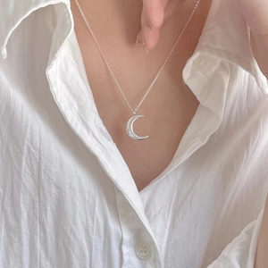 Minimalist S925 sterling silver crescent moon necklace with star engraving for women