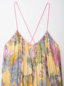 Dettaglio di un abito lungo a fiori con spalline incrociate e scollo cut-out